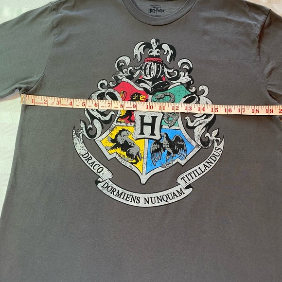 Harry Potter Hogwarts Crest T-shirt Sz L from universal Studios Gray EUC - Picture 5 of 9